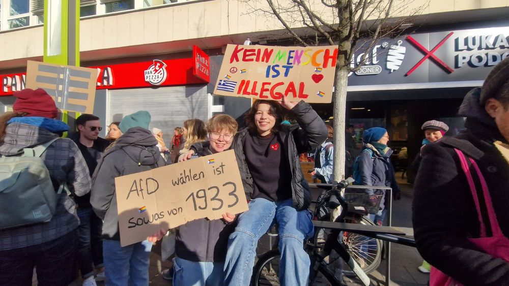 100.000 gegen Rechts - Düsseldorf stellt sich quer Jesper (15) und Leandra (15) wollen laut zeigen, dass sie gegen Rechts sind. (Foto: youpod / Angelo)