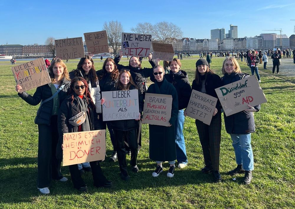 Auf der Rheinwiese fand die große Kundgebung statt. (Foto: youpod / Charlotte) Auf der Rheinwiese fand die große Kundgebung statt. (Foto: youpod / Charlotte)