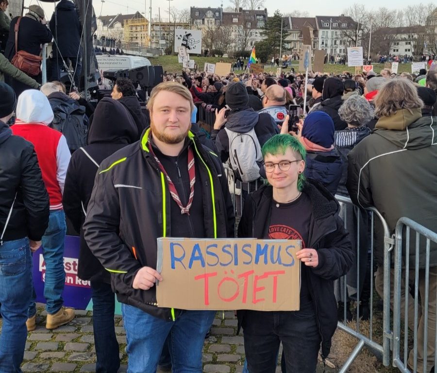Victor und Ronja aus dem Jugendring-Vorstand haben sich auf der Kundgebung gegen Rechtsextremismus stark gemacht. (Foto: Jugendring) Victor und Ronja aus dem Jugendring-Vorstand haben sich auf der Kundgebung gegen Rechtsextremismus stark gemacht. (Foto: Jugendring)