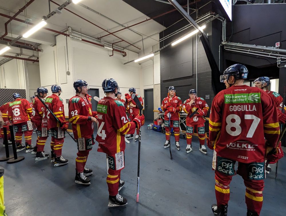 Vor dem Drittel sortieren sich die Spieler der DEG II Quelle: Jonas