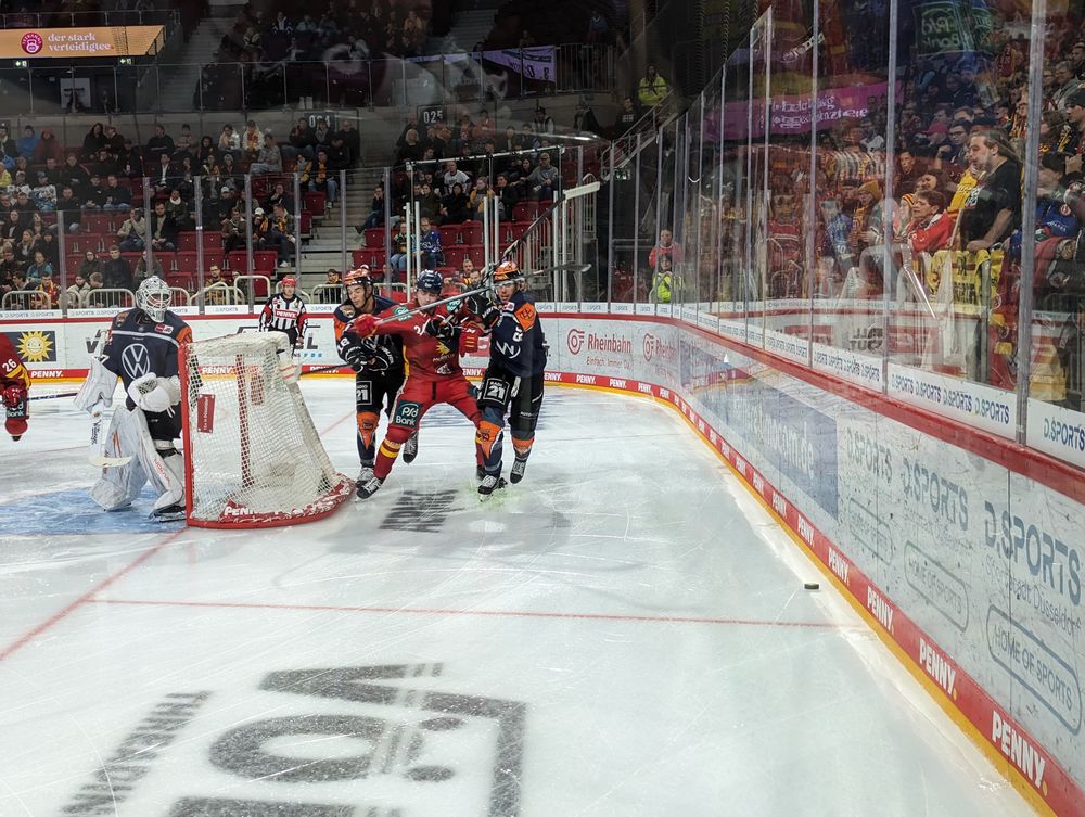 Das Spiel gegen die Grizzlys zeichnet sich vor allem durch die harte Spielweise aus II Foto: Jonas