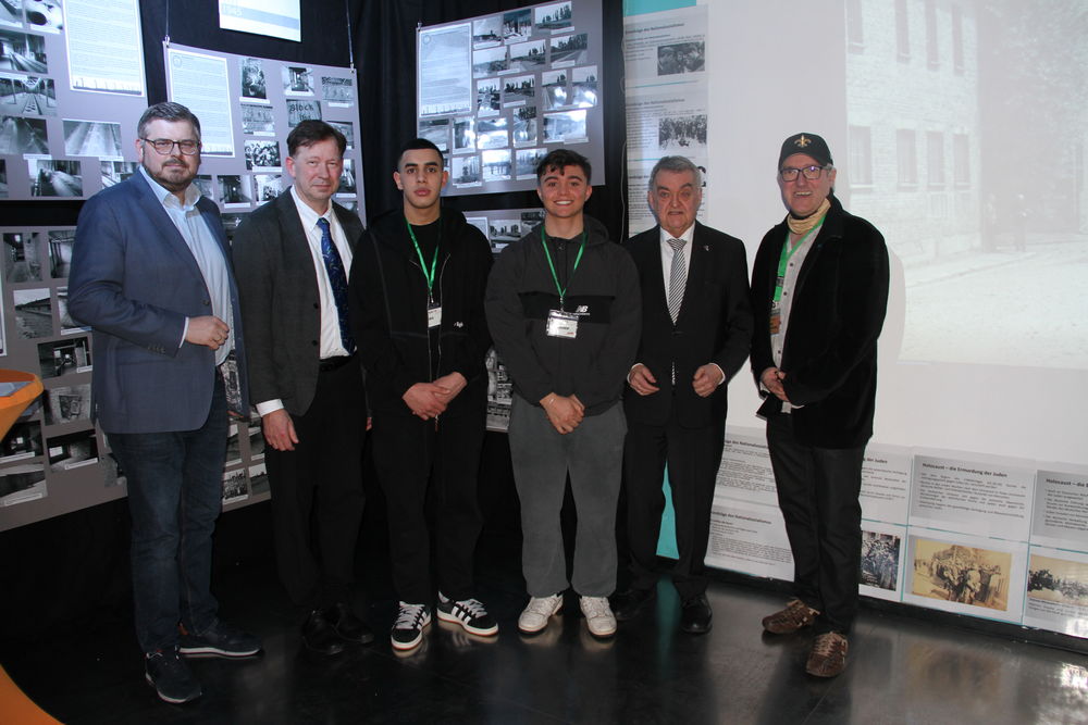 Jugendliche drehen Doku über Gedenkstättenfahrt Ismail Laukil und Mohamed Ahmiane (Mitte) haben die Doku mit elf anderen Jugendlichen gedreht. Sie begrüßten im Jugendtreff Kamper 17 mit Einrichtungsleiter Hardy Kohkemper (rechts) zur Premiere: Peter Blumenrath MdL, Stadtdirektor Burkhard Hintzsche und Innenminister Herbert Reul (von links). (Foto: Landeshauptstadt Düsseldorf)