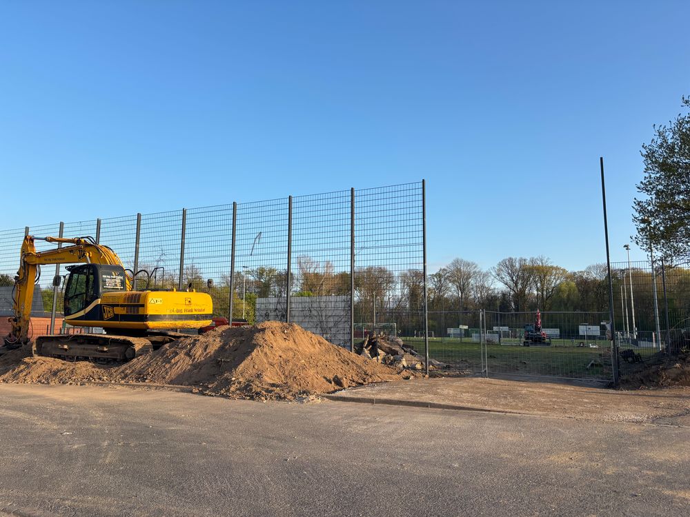 SV Lohausen erhält neues Jugend-Kunstrasenfeld Auf der Sportanlage Neusser Weg in Lohausen hat das Sportamt mit den Arbeiten für das neue Kunstrasenjugendspielfeld begonnen. (Foto: Landeshauptstadt Düsseldorf)