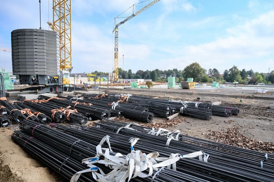 Das rund 13.750 Quadratmeter umfassende Schulgebäude entsteht an der Völklinger Straße in Bilk und wird eine Mensa, eine Aula, ein Selbstlernzentrum und Mehrzweckbereiche enthalten. (Foto: Landeshauptstadt Düsseldorf/Michael Gstettenbauer) Das rund 13.750 Quadratmeter umfassende Schulgebäude entsteht an der Völklinger Straße in Bilk und wird eine Mensa, eine Aula, ein Selbstlernzentrum und Mehrzweckbereiche enthalten. (Foto: Landeshauptstadt Düsseldorf/Michael Gstettenbauer)