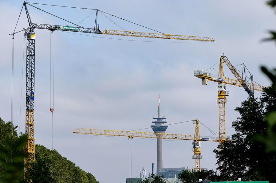 Die geplanten Kosten für den modernen Neubau inklusive Sporthalle liegen bei rund 106,5 Millionen Euro. (Foto: Landeshauptstadt Düsseldorf/Michael Gstettenbauer) Die geplanten Kosten für den modernen Neubau inklusive Sporthalle liegen bei rund 106,5 Millionen Euro. (Foto: Landeshauptstadt Düsseldorf/Michael Gstettenbauer)