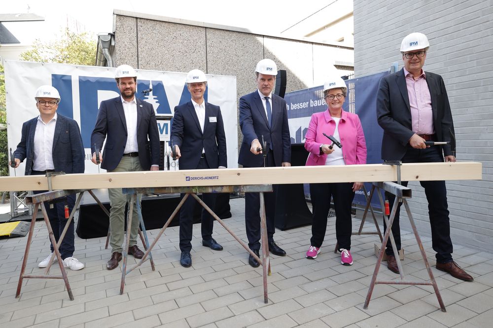 Richtfest-Tradition für den Neubau (v.l.): Stefan Keulen, Derichs und Konertz, Michael Köhler, IPM, Schulleiter Wilhelm Josephs, OB Dr. Stephan Keller, Amtsleiterin Dagmar Wandt und Thorsten Gräßner, IPM Aufsichtsrat. (Foto: Landeshauptstadt Düsseldorf / David Young) Richtfest-Tradition für den Neubau (v.l.): Stefan Keulen, Derichs und Konertz, Michael Köhler, IPM, Schulleiter Wilhelm Josephs, OB Dr. Stephan Keller, Amtsleiterin Dagmar Wandt und Thorsten Gräßner, IPM Aufsichtsrat. (Foto: Landeshauptstadt Düsseldorf / David Young)