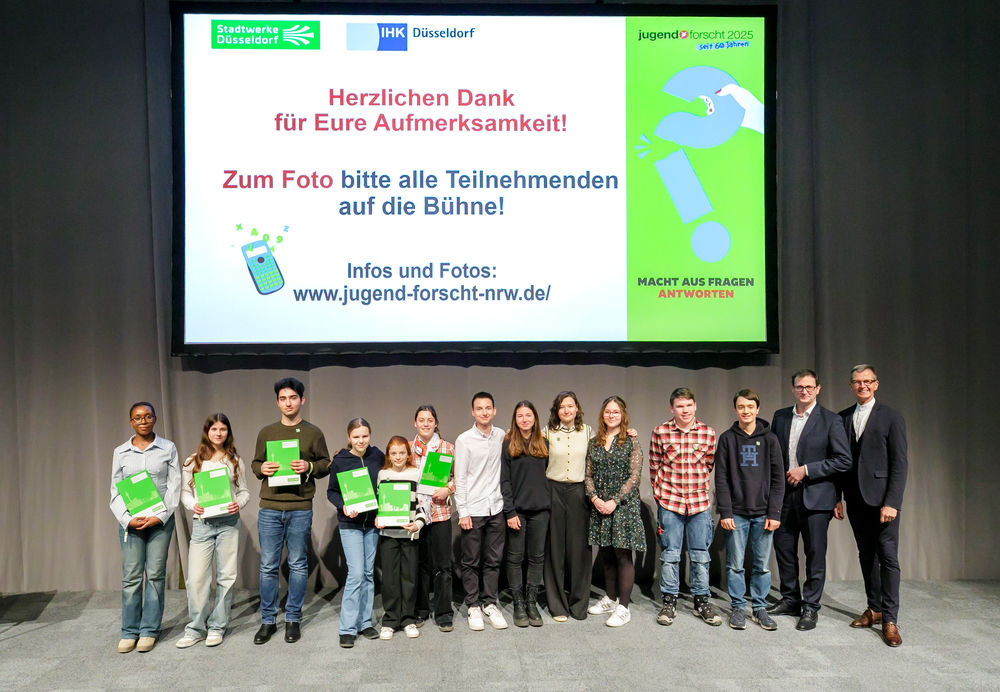 Jugend forscht: Die Sieger*innen im Regionalwettbewerb Düsseldorf Die Sieger*innen des jeweils ersten Preises mit Bürgermeister Josef Hinkel und mit dem Vorstandsvorsitzenden der Stadtwerke Düsseldorf, Julien Mounier. (Foto: Ulrik Eichentopf)