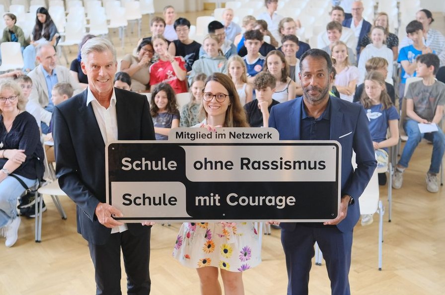 Daniel Thioune (r.), Trainer von Fortuna Düsseldorf, freute sich zusammen mit Anna-Maria Weihrauch, Leiterin des Kommunalen Integrationszentrums, und Schulleiter Ralf Schreiber über die Aufnahme ins Netzwerk. (Foto:Landeshauptstadt Düsseldorf/Michael Gstettenbauer)