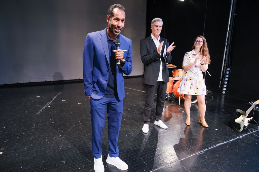 Als geladener Pate sprach Daniel Thioune zu den Schüler*innen des Goethe-Gymnasiums und betonte die Vorbildfunktion des Sports. (Foto: Landeshauptstadt Düsseldorf/Michael Gstettenbauer)