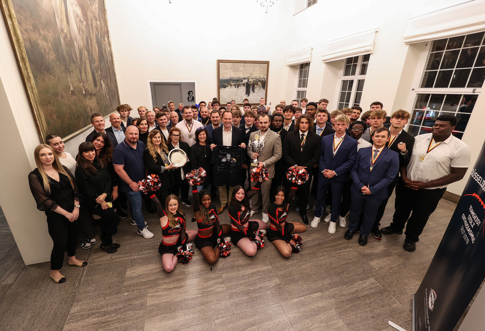 U19-Panther verteidigen deutschen Meistertitel Mit einem Empfang im Jan-Wellem-Saal hat Oberbürgermeister Dr. Stephan Keller das U19-Team des AFC Düsseldorf 1978 Panther e. V. für den Gewinn des nationalen Titels geehrt (Foto: Landeshauptstadt Düsseldorf/Melanie Zanin)