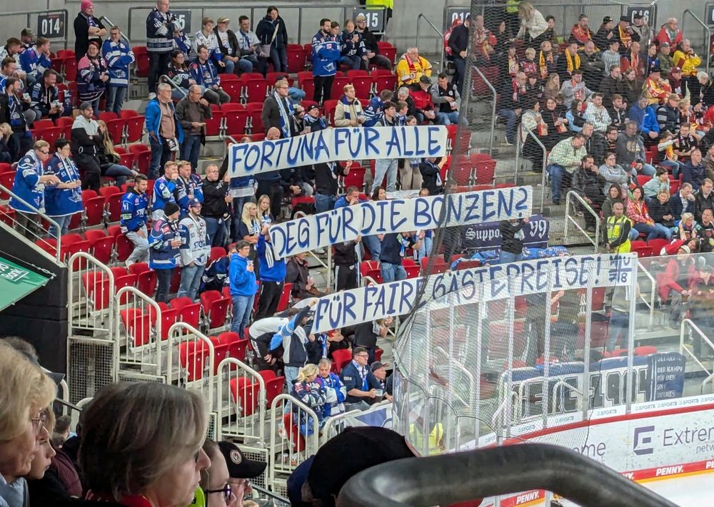 Gästefans kritisieren teure Ticketpreise bei der DEG Die Gästefans hielten beim ersten Saisonspiel im PSD Bank Dome ein Banner hoch. (Foto: youpod / Jonas)