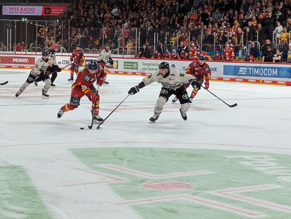 Im zweiten Drittel kann die DEG ausgleichen II Foto: Jonas Joisten