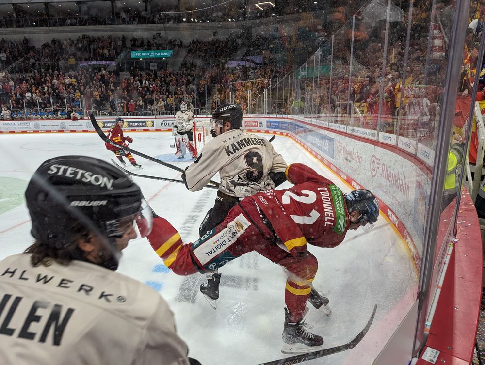 Die DEG kommt während dem Spiel mehrfach ins Straucheln II Foto: Jonas Joisten