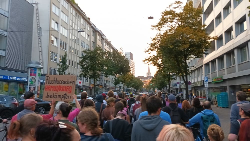 Die Demonstrierenden setzten sich für Solidarität statt Hetze in der aktuellen Asylpolitik ein. (Foto: youpod)