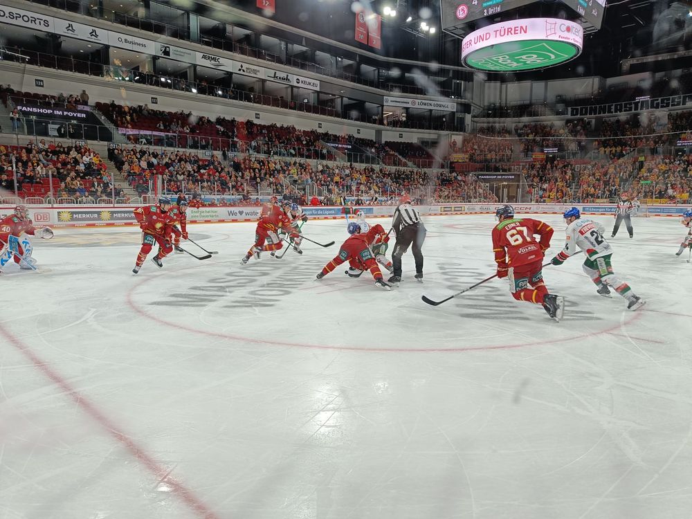 DEG holt die ersten drei Punkte gegen Augsburg Foto: youpod / Johan