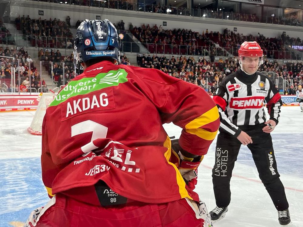 DEG schlägt den Tabellenführer aus Bremerhaven Akdag trifft zum 2:0 - Foto: Lisanne