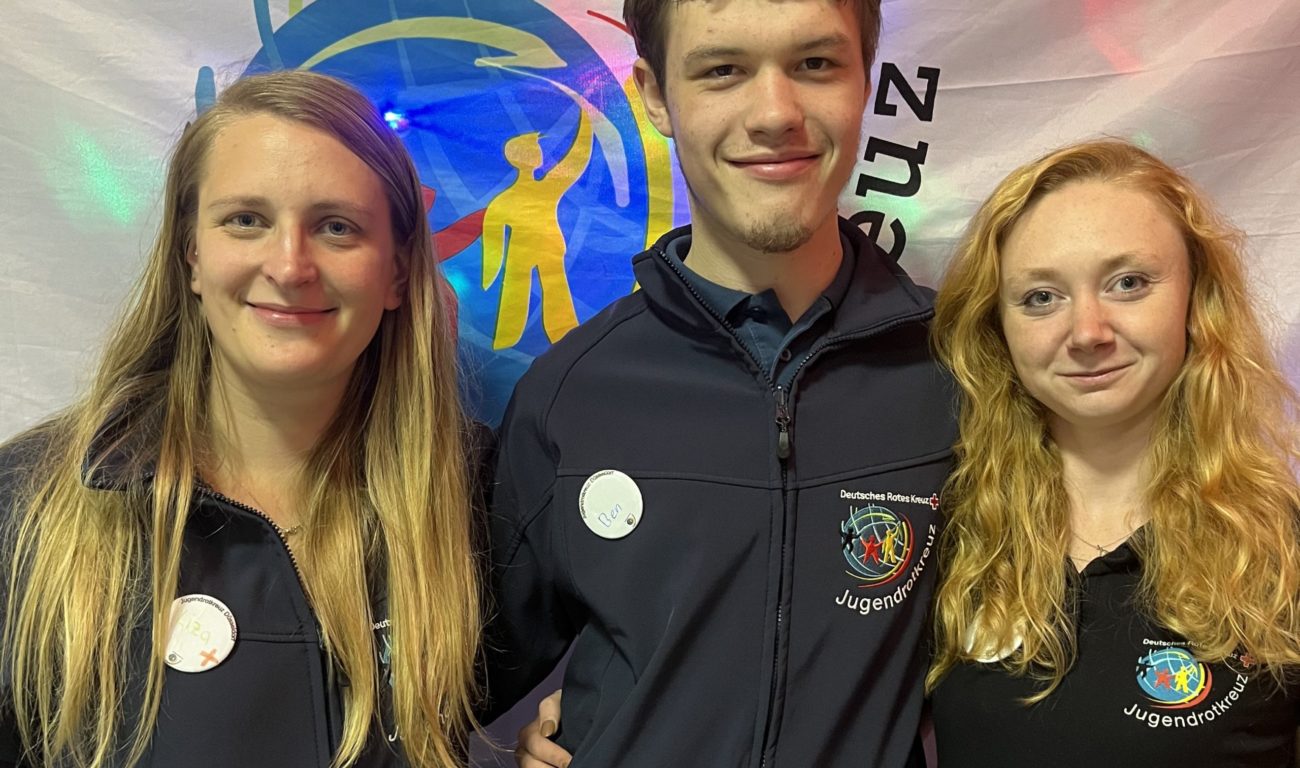 Das macht Ehrenamt beim Jugendrotkreuz so besonders Liza, Ben und Laura (von links) engagieren sich beim Jugendrotkreuz Düsseldorf. (Foto: youpod.de/Ari)