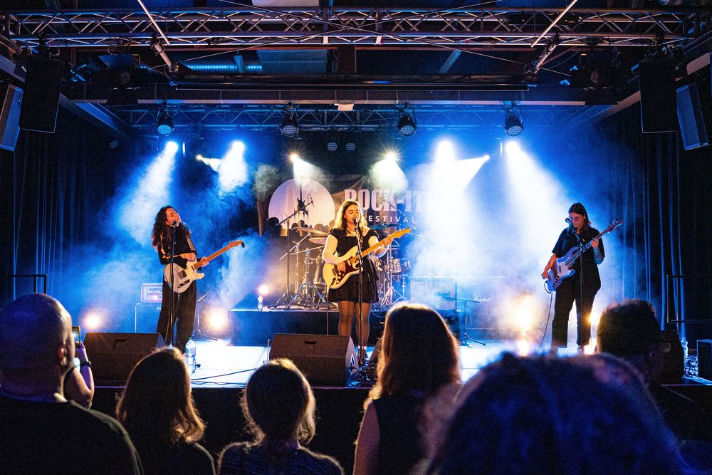 Zwei junge Düsseldorfer Acts gewinnen Bandprofessionalisierung 2025 Die Band "Angelic In Jeans". Foto: Lucas Lohner