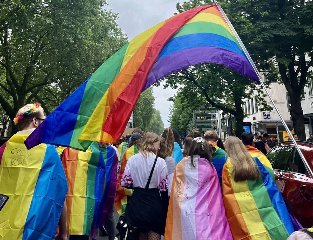 Beim CSD füllten sich die Düsseldorfer Straßen mit Regenbogen-Flaggen. (Foto: youpod / Ari) Beim CSD füllten sich die Düsseldorfer Straßen mit Regenbogen-Flaggen. (Foto: youpod / Ari)