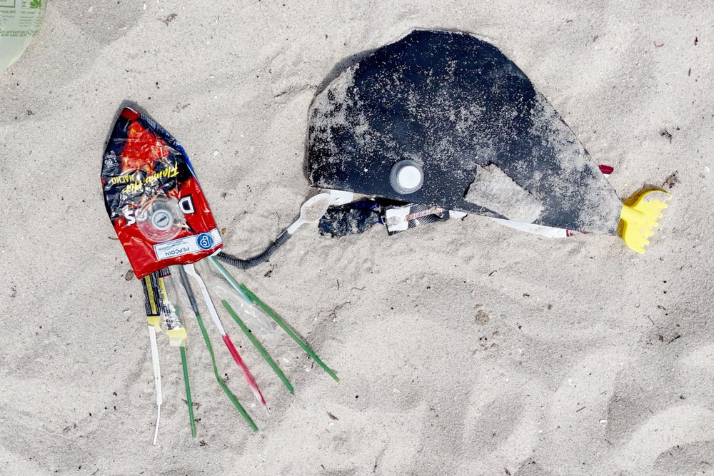 Mit seinen kleinen Kunstwerken aus Müll inspirierte Rodrigo Butori via Social Media Menschen auf der ganzen Welt zum "Plastic Fishing". (Foto: PlasticFisherman)