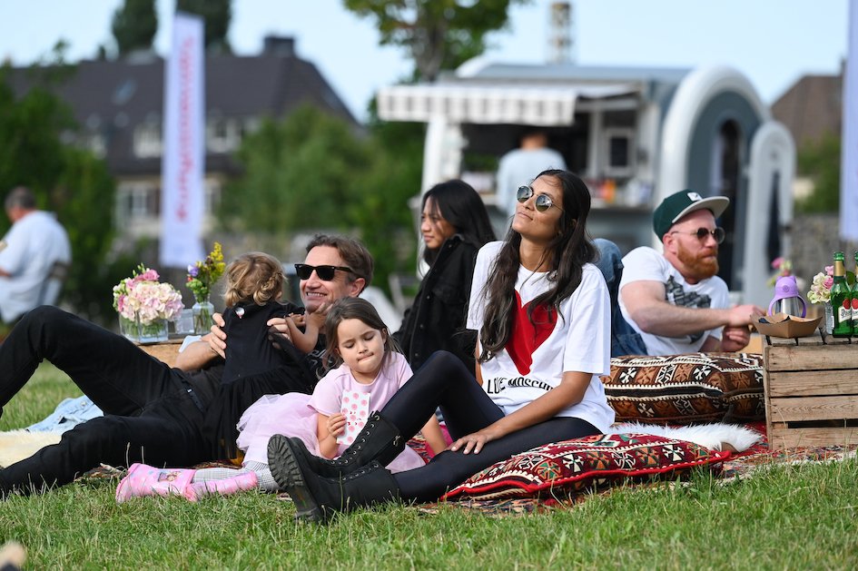Liebe das Leben - Pempelfort Music Weekend im Maurice-Ravel-Park Beim "pempelfort music weekend" erlebt ihr den schönen Flair des Beisammenseins im "Maurice-Ravel-Park". (Foto: SGOB GbR Kultur und Events)