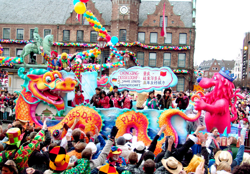 Helau und Kamelle im Düsseldorfer Karneval. (Foto: Düsseldorf Marketing & Tourismus)