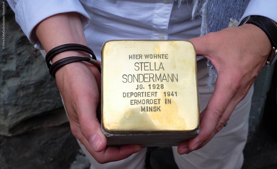 121476878_1452964018239250_3983002798705653575_o.jpg - Stolperstein/ Stadtspaziergang durch Oberkassel (Foto: Mahn- und Gedenkstätte Düsseldorf)