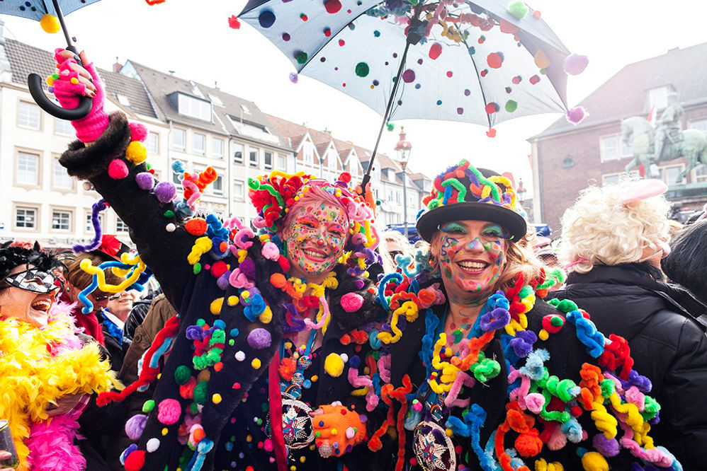Bunte Verkleidungen machen an Karneval besonders Spaß.