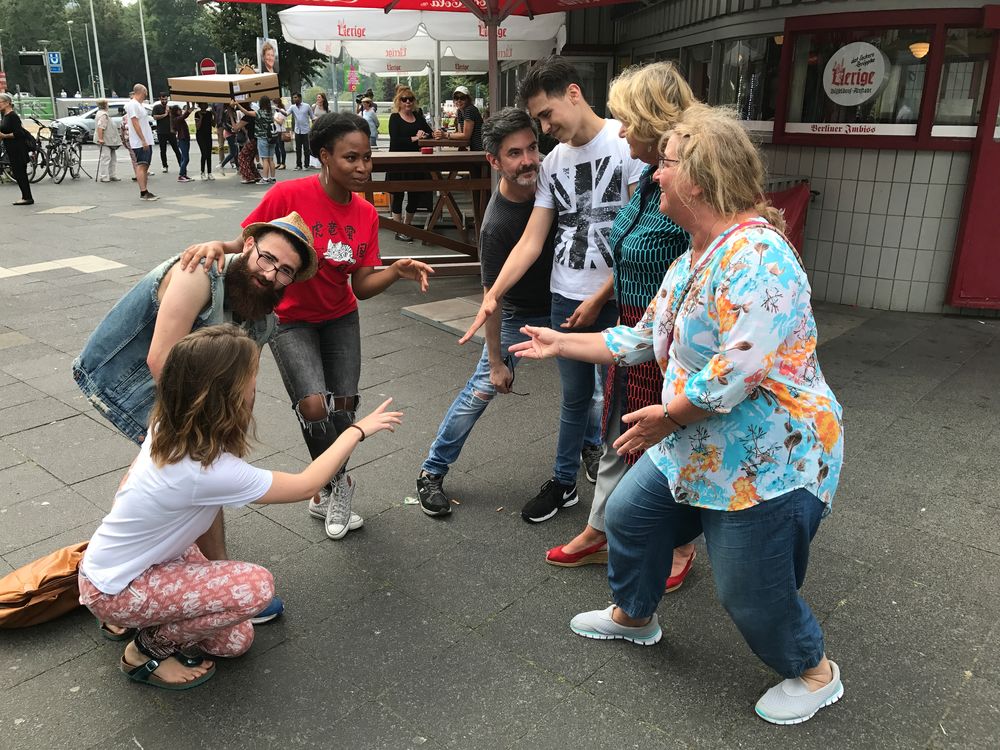 Die Akteure in stilvoller Pose auf dem Graf-Adolf-Platz(Foto: Anita)