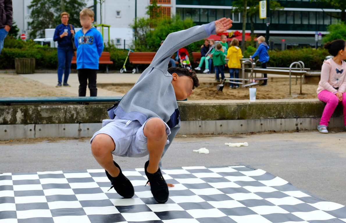 Früh übt sich: Wer Lust hat Breakdance auszuprobieren, kann auf dem Kamper Acker einfach loslegen und bekommt die Tipps von den Profis direkt dazu. (Foto: youpod) Früh übt sich: Wer Lust hat Breakdance auszuprobieren, kann auf dem Kamper Acker einfach loslegen und bekommt die Tipps von den Profis direkt dazu. (Foto: youpod)