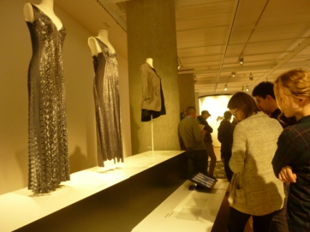 Bei "Fast Fashion" gibt es viel zu entdecken. Zum Beispiel Kleider mit optischen Täuschungen. Der Pailetten-Look der Kleider ist nur aufgedruckt. Lea Schreck