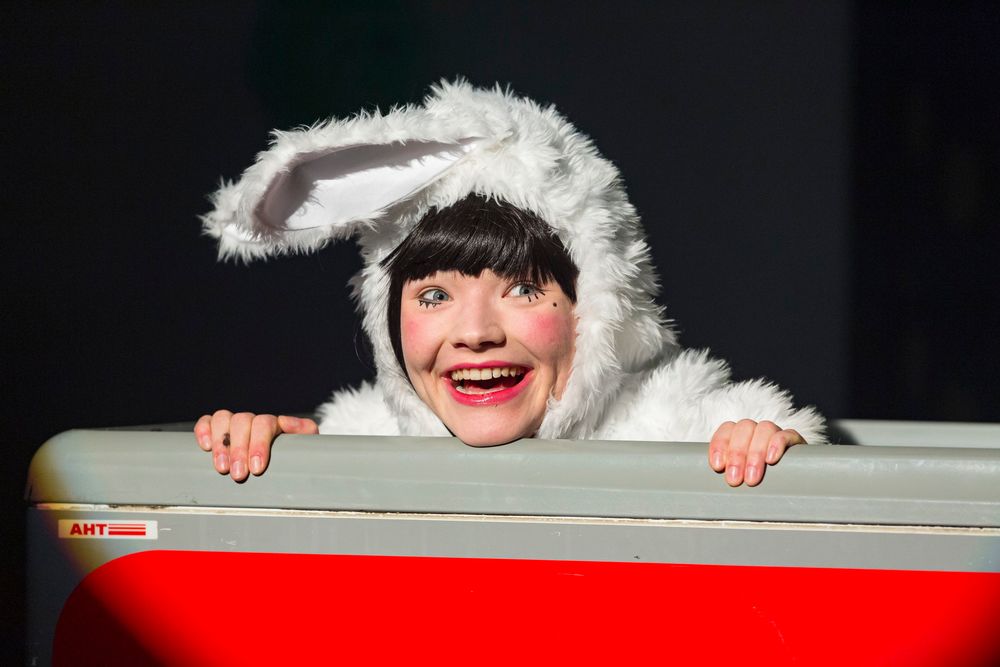 Emma Stratmann spielt die Duisburgerin Kati im Stück "Bunny" von "Harry-Potter"-Autor Jack Thorne – Foto: Sascha Kreklau