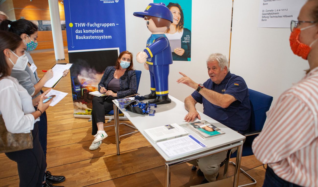 Teilnehmer des 172. jugend presse kongress interviewen THW-Ehrenpräsident Albrecht Broemme. (Foto: young leaders-Team)