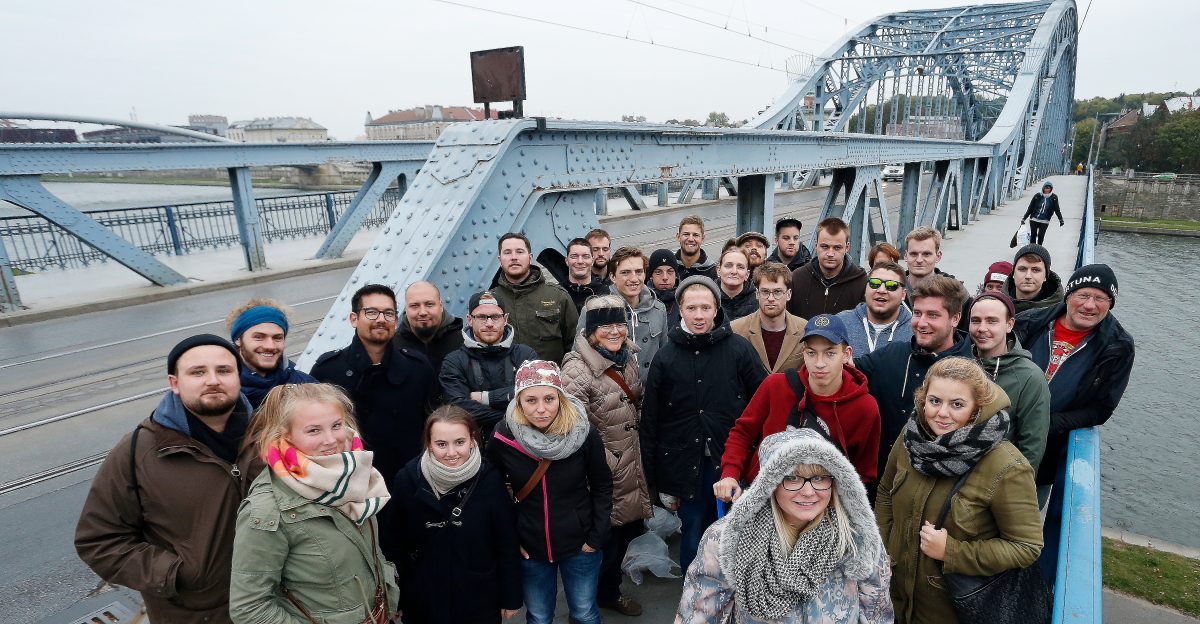 Gruppenfoto (2).jpg - Fanprojekt von Fortuna Düsseldorf besucht Krakau und Auschwitz - David Young Gruppenfoto (2).jpg - Fanprojekt von Fortuna Düsseldorf besucht Krakau und Auschwitz - David Young