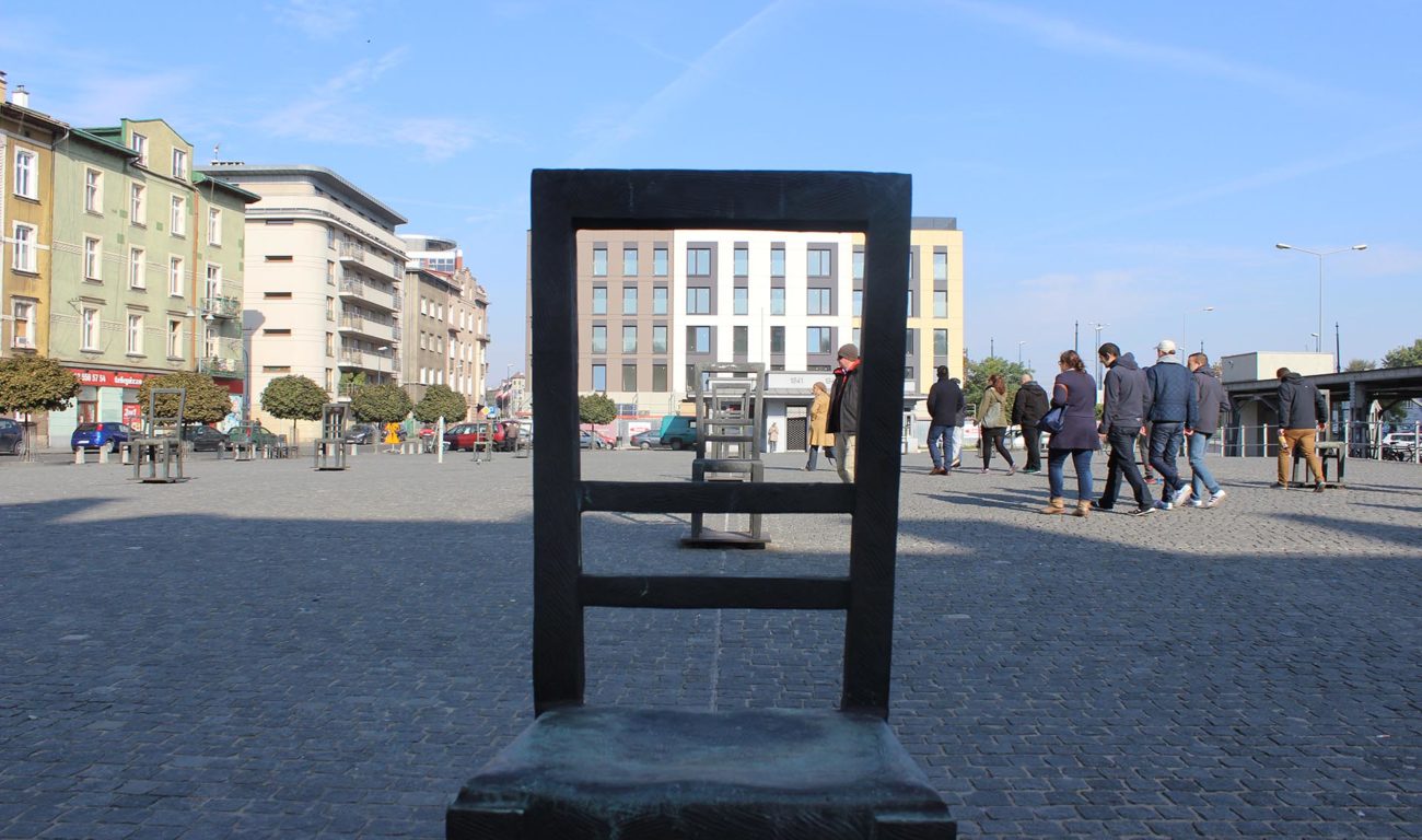 Stühle.jpg - Fanprojekt von Fortuna Düsseldorf besucht Krakau und Auschwitz - Stella Kluge Stühle.jpg - Fanprojekt von Fortuna Düsseldorf besucht Krakau und Auschwitz - Stella Kluge