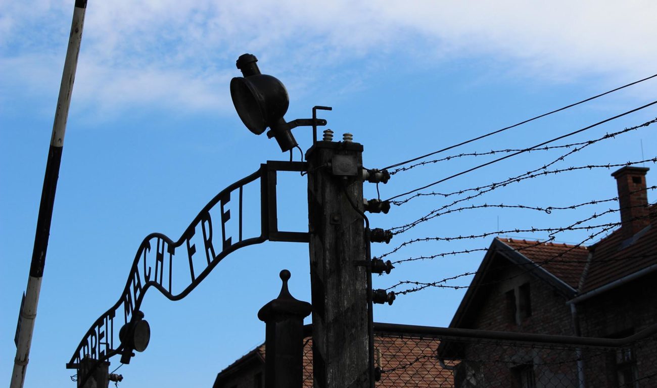 torbogen.jpg - Fanprojekt von Fortuna Düsseldorf besucht Krakau und Auschwitz - Stella Kluge torbogen.jpg - Fanprojekt von Fortuna Düsseldorf besucht Krakau und Auschwitz - Stella Kluge