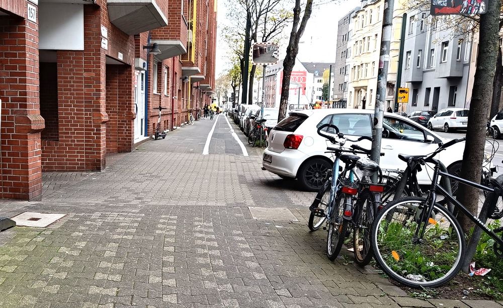 f4159bfd595d98ac396050e6e86a34e24bc0ff73090e00f6c16c2d41b75b6145.jpg - Note 4,1 für Düsseldorfs Fahrradfreundlichkeit Ärgernisse für Radfahrer*innen in Düsseldorf: An der Oberbilker Allee gibt es kaum Platz für das Fahrrad. (Foto: ADFC Düsseldorf)
