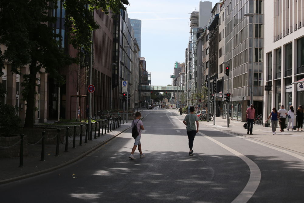Die Straßen in der Innenstadt gehörten am Sonntag ganz den Fußgängern, Rad- und Rollerfahrern. (Foto: Landeshauptstadt Düsseldorf, Ingo Lammert)