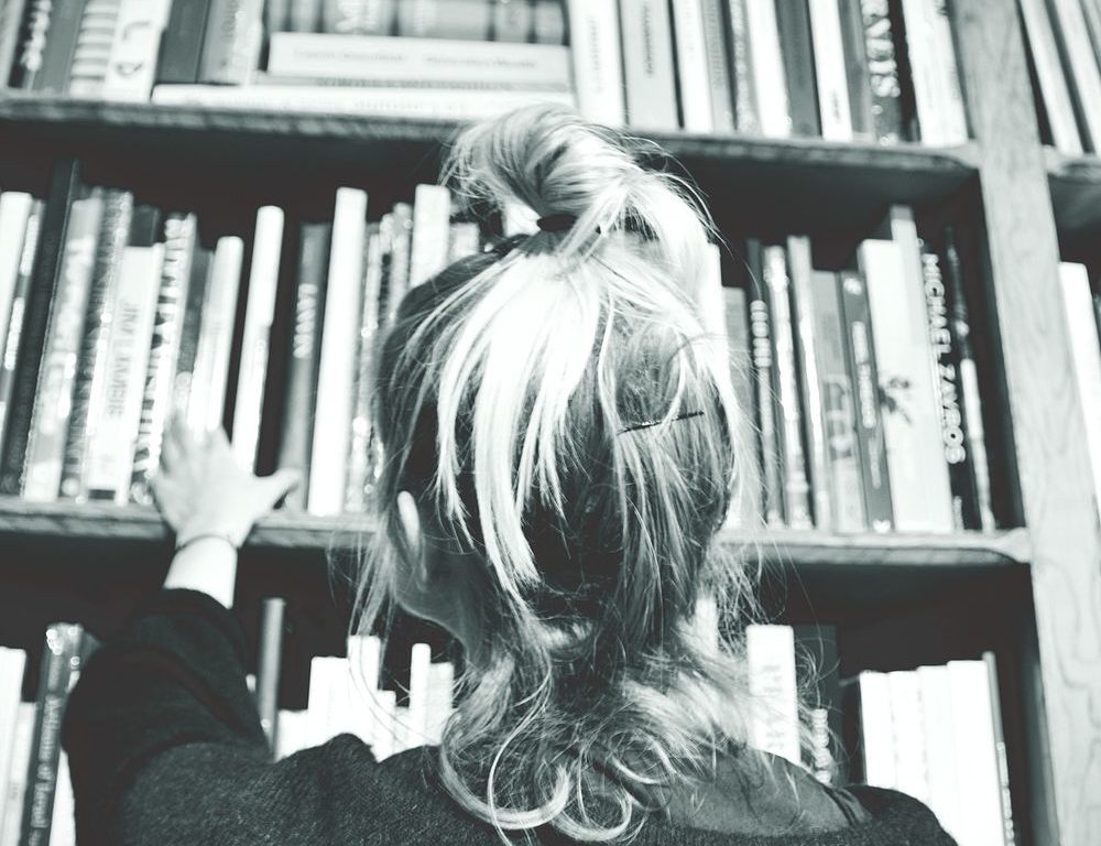 Buecherei_lernen_lesen_buecher_pixabay.jpg - Wie die Bücherei Schüler*innen im Lockdown hilft Die Bücherei dürft ihr gerade zwar nicht betreten, sie hilft euch aber trotzdem weiter. (Foto: pixabay.com)