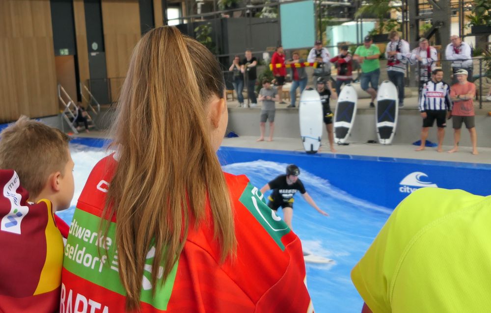 Nina (13) ist DEG-Fan und feuert ihr Team beim Sommerderby an. (Foto: youpod / Jonas)
