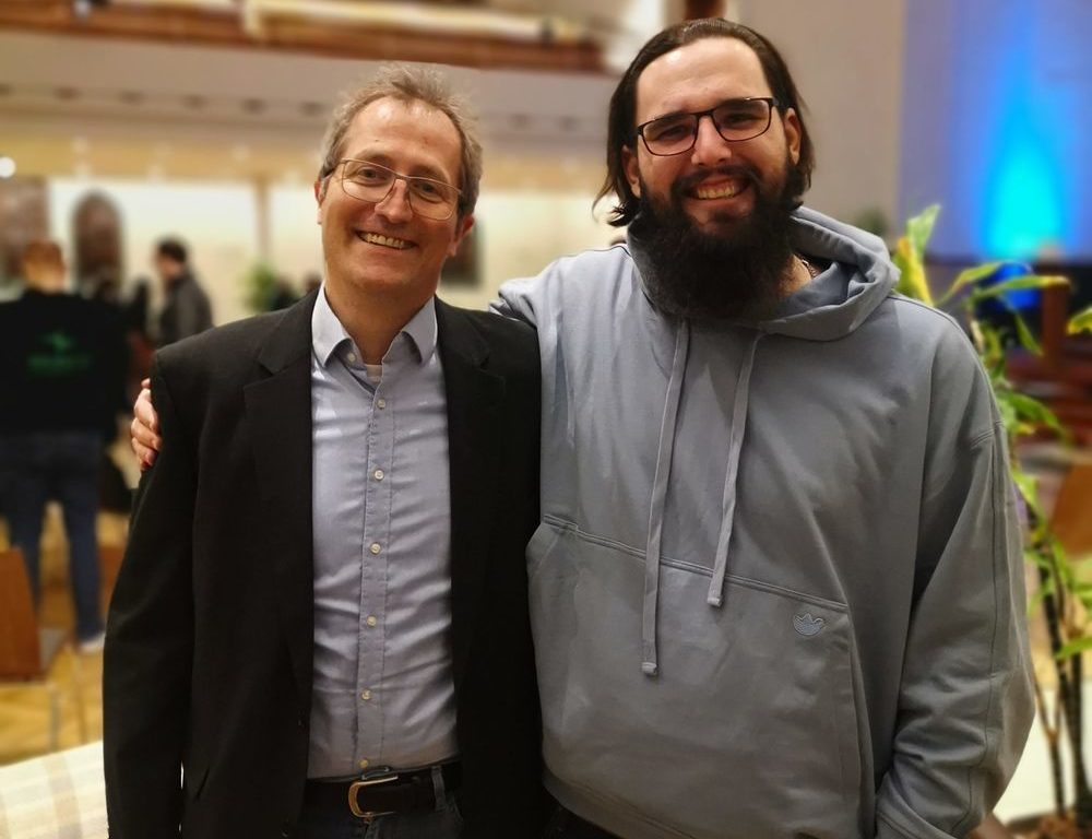Christian Banz (l.) übergibt den Posten des Vorstandsvorsitzenden des Düsseldorfer Jugendrings an Andreas Kremer (r.). (Foto: Jugendring Düsseldorf)