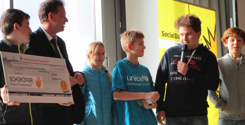 Social Day 216 - Spendenprojekt Schokofair.jpg - Schüler erjobben in neun Jahren 200.000 Euro beim Social Day Die Schokofair-AG freut sich über den Spendenscheck. 800 Schüler haben beim Social Day auch für sie gearbeitet. (Foto: Jugendring)