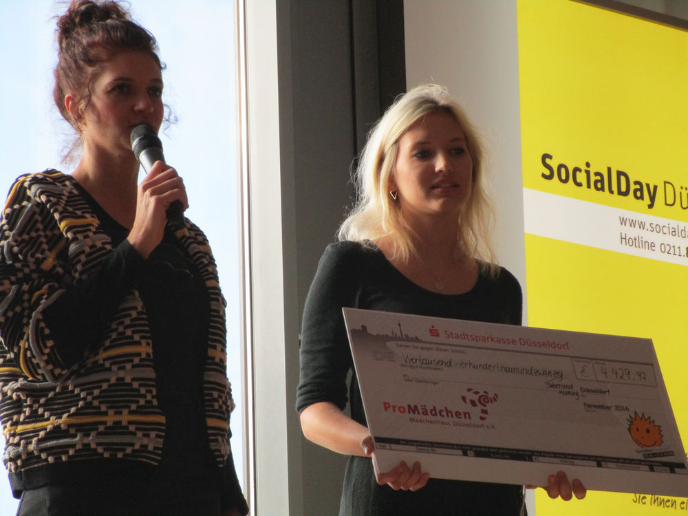 Social Day Düsseldorf - Spendenprojekt Pro Mädchen.jpg - Schüler erjobben in neun Jahren 200.000 Euro beim Social Day Social Day Düsseldorf - Spendenprojekt Pro Mädchen.jpg - Schüler erjobben in neun Jahren 200.000 Euro beim Social Day