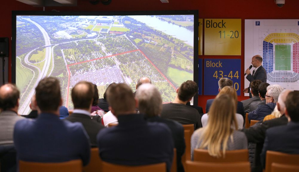 2019-03-15-Bürgerforum-Open-Air-Park-Michael-Brill-Vortrag.jpg - Bürgerforum zum Opern Air Park Szene aus dem Vortrag von Michael Brill, Geschäftsführer D.LIVE. (Copyright: Anke Hesse/ D.LIVE)