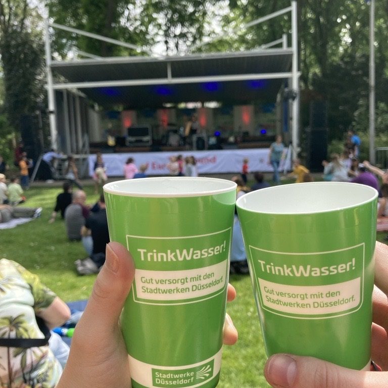 Mehrweg-Gläser wie hier auf dem Sound-of-Europe-Festival sollen auch bei der Euro 2024 zum Einsatz kommen. (Foto: Stadt Düsseldorf/D.LIVE) Mehrweg-Gläser wie hier auf dem Sound-of-Europe-Festival sollen auch bei der Euro 2024 zum Einsatz kommen. (Foto: Stadt Düsseldorf/D.LIVE)
