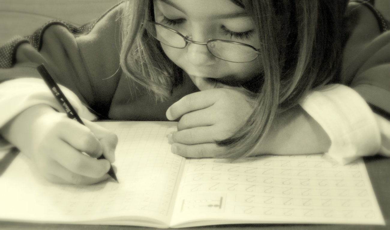 photocase562212158547.jpg - Grenzen bei Hausaufgaben - momosu / photocase.com Hausaufgaben gehören fest zum Schulalltag. Doch bei der Menge gibt es Grenzen. momosu / photocase.com