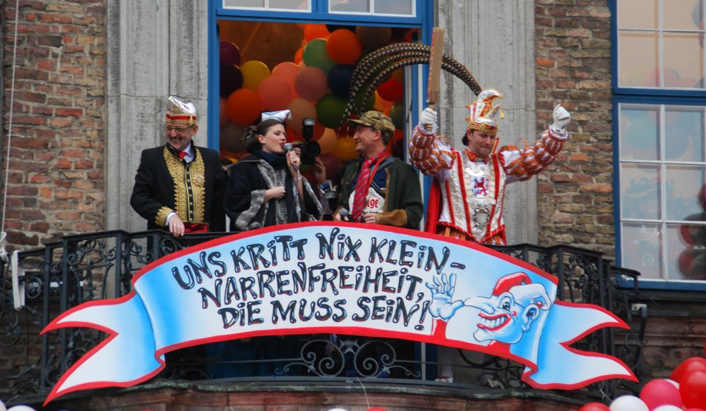 DSC_8704.jpg - So verbringt ihr Altweiber und das restliche Wochenende Der Straßenkarneval hat begonnen! (Foto: Christina Behrens)
