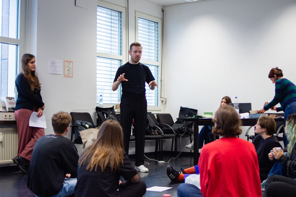 BED76B23-E9F0-49A1-AC29-A7B264CCA4DB.jpeg - Theater-Intensivworkshop „Allein im Rosa Winkel“ – Erinnern an die Verfolgung Homosexueller zur NS-Zeit (Foto: Lukas Marvin Thum)
