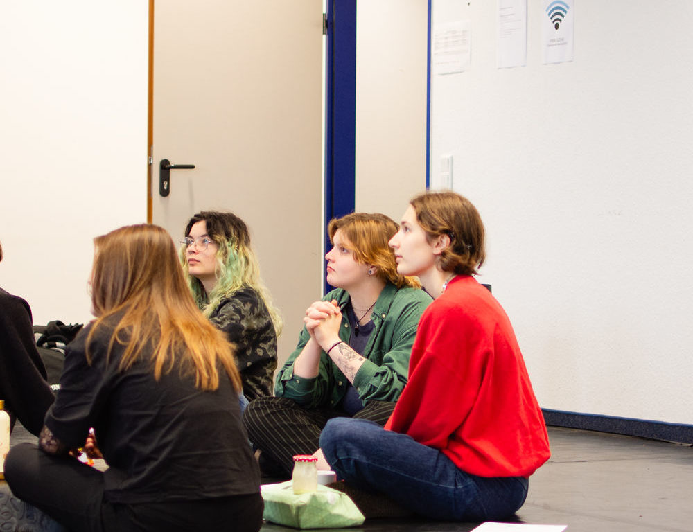 4572B2F8-A44B-4F3C-A414-67E5D5443FEB.jpeg - Theater-Intensivworkshop „Allein im Rosa Winkel“ – Erinnern an die Verfolgung Homosexueller zur NS-Zeit 4572B2F8-A44B-4F3C-A414-67E5D5443FEB.jpeg - Theater-Intensivworkshop „Allein im Rosa Winkel“ – Erinnern an die Verfolgung Homosexueller zur NS-Zeit