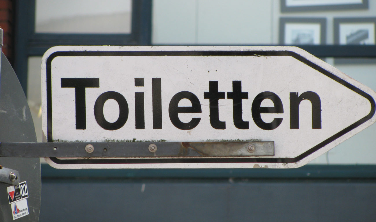 Oft verbieten Lehrer den Toilettengang in der Stunde. Doch das verstößt gegen die Menschenrechte. www.ml-media.martinlietz.de / pixelio.de